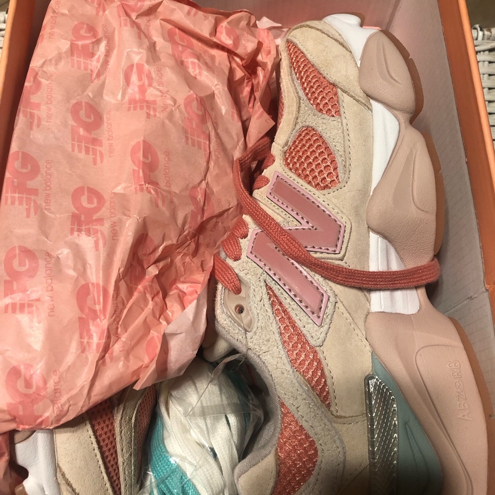 New Balance Kids' Tan and Pink Sneakers Men’s size 4 - Picture 4 of 6